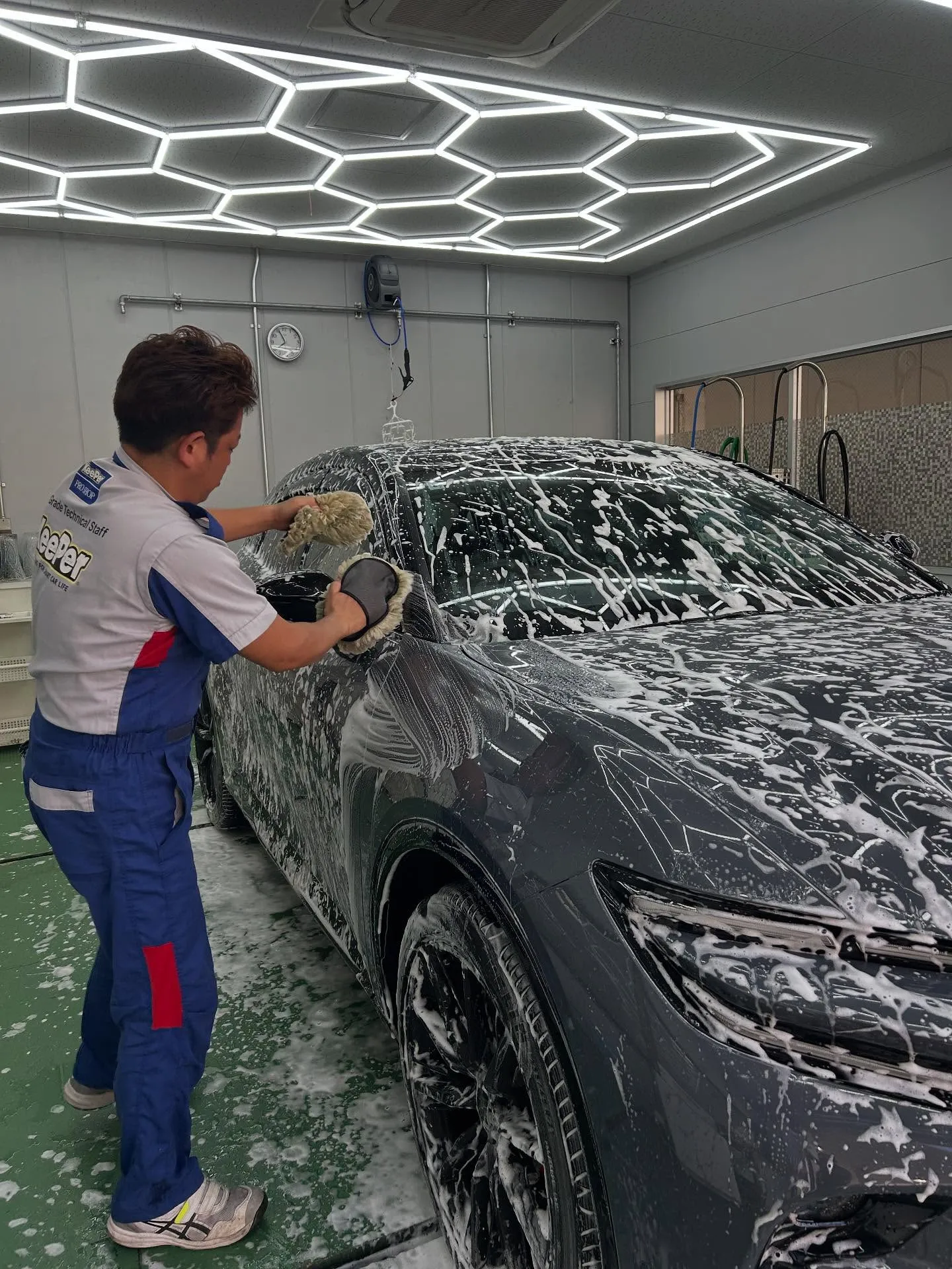 トヨタクラウンへ純水を使用した手洗い洗車を実施させていただき...