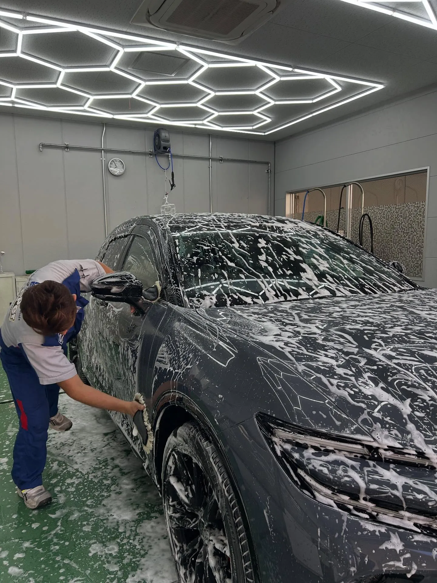 トヨタクラウンへ純水を使用した手洗い洗車を実施させていただき...